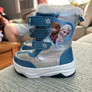 Size 6 toddler frozen snow boots